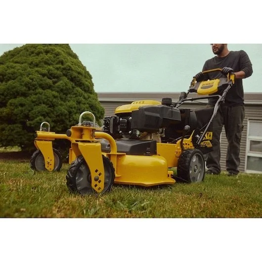DEWALT 28 Inch 224cc 3-in-1 Self-Propelled Gas Lawn Mower - Image 3